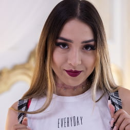 Melania Dark en '5K Porn' Latina tatuada y apretada (Miniatura 1)